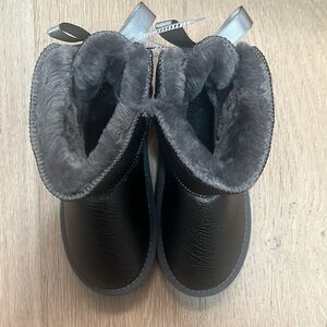 🎅🏽Apawwa NWT Kids boots size 31